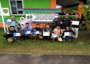 Penyerahan Piala dan Sertifikat Lomba Produk Khas Lingga Tahun 2023