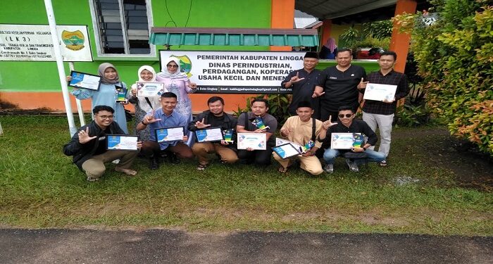 Penyerahan Piala dan Sertifikat Lomba Produk Khas Lingga Tahun 2023