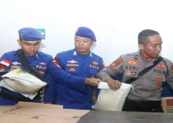 Polda Kepri Beri 600 Paket Sembako untuk Para Korban Bencana Longsor Di Pulau Serasan