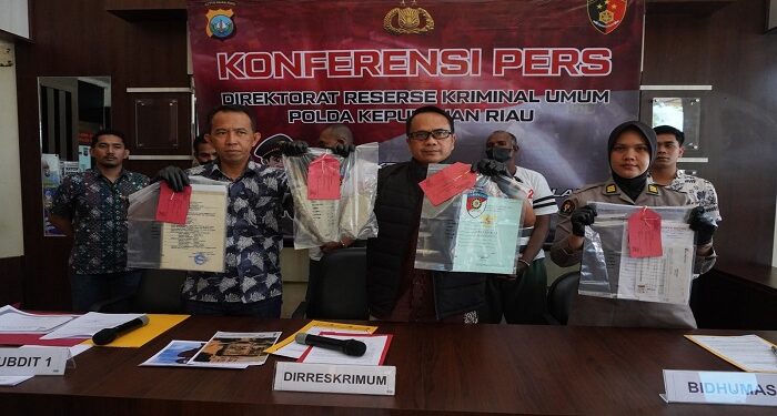 Polda Kepri Ungkap Kasus Tindak Pidana Dimuka Umum Secara Bersama Sama Melakukan Kekerasan dan Pengrusakan