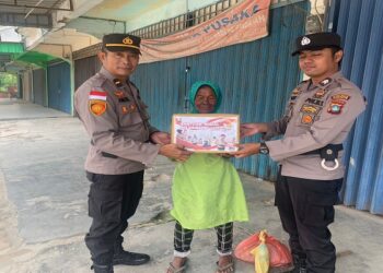 Harga Sembako Melambung Tinggi, Polres Karimun Bagikan Paket Sembako