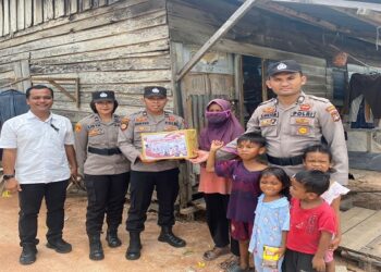 Polres Karimun Bagikan Sembako Kepada Masyarakat Yang Terdampak Kenaikan Bahan Pokok