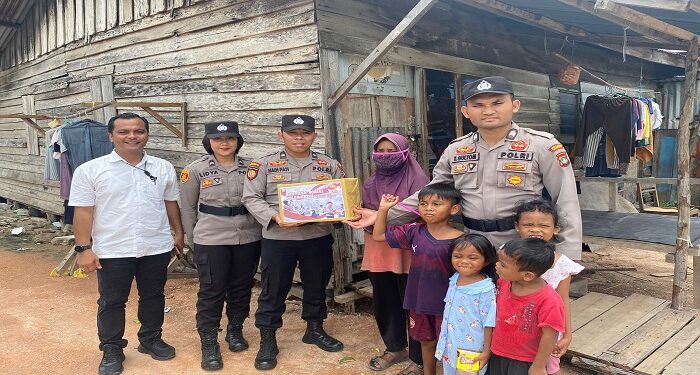 Polres Karimun Bagikan Sembako Kepada Masyarakat Yang Terdampak Kenaikan Bahan Pokok