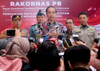 Presiden Jokowi memberikan keterangan pers usai menghadiri Rakornas Penanggulangan Bencana di Jakarta