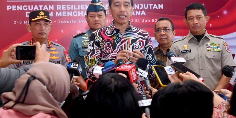 Presiden Jokowi memberikan keterangan pers usai menghadiri Rakornas Penanggulangan Bencana di Jakarta
