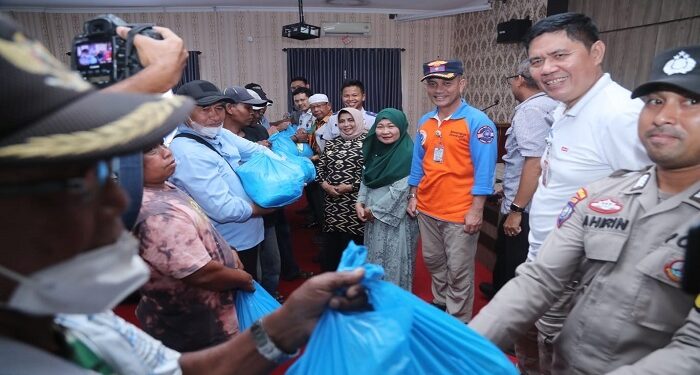 Rahma Berbagi Berkah Dengan Buruh Bongkar Muat dan Tukang Ojek