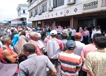 Rahma Serahkan 575 Paket Sembako Kepada Penambang dan Buruh Pelabuhan