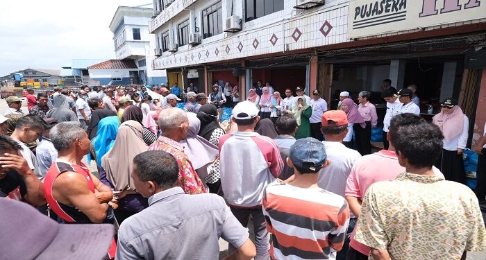 Rahma Serahkan 575 Paket Sembako Kepada Penambang dan Buruh Pelabuhan
