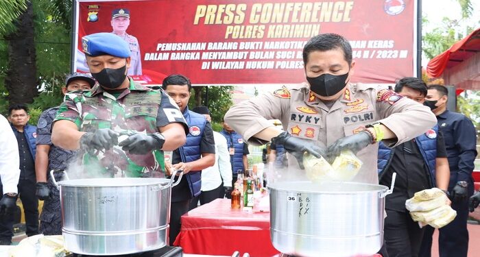 Satresnarkoba Polres Karimun Laksanakan Pemusnahan Barang Bukti Narkoba Jenis Sabu dan Minuman Keras