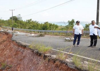 Wakili Wali Kota Batam, Jefridin Tinjau Langsung Longsor Tanjung Piayu