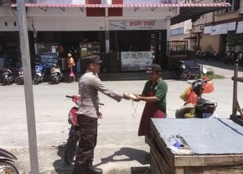 Jum’at Barokah, Kapolsek Balai Karimun Bagikan Nasi Bungkus Kepada Warga