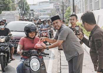 Kejari Karimun Berbagi Ratusan Nasi Kotak kepada Masyarakat Jelang Buka Puasa