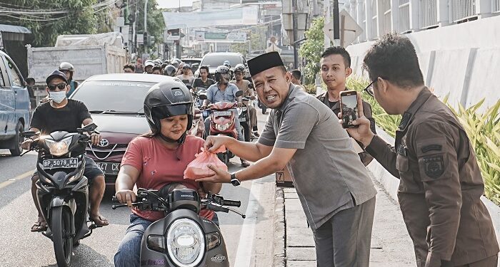 Kejari Karimun Berbagi Ratusan Nasi Kotak kepada Masyarakat Jelang Buka Puasa