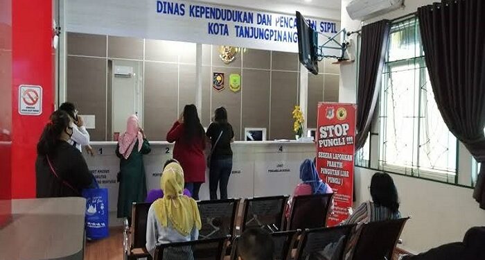 Boby Bantah Petugas Bermain Ponsel Ketika Melayani