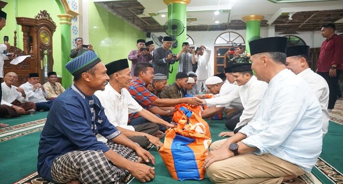 Safari Ramadhan ke Masjid Al-Furqon, Bupati Natuna Berikan Bantuan 1,5 Milyar ke Korban Bencana Serasan