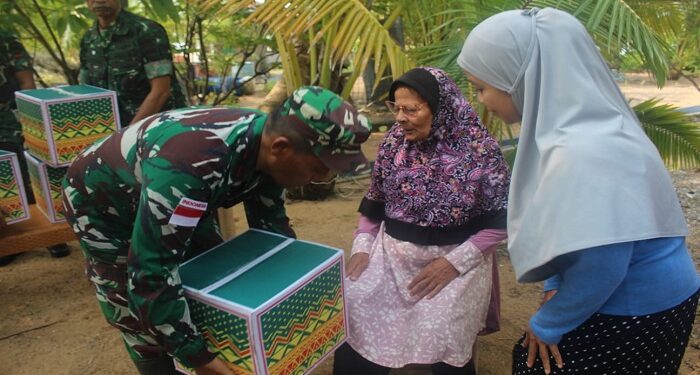 Kunjungi Pulau Terluar, Danrem Yudi Yulistyanto Bagikan Bingkisan Paket Sembako