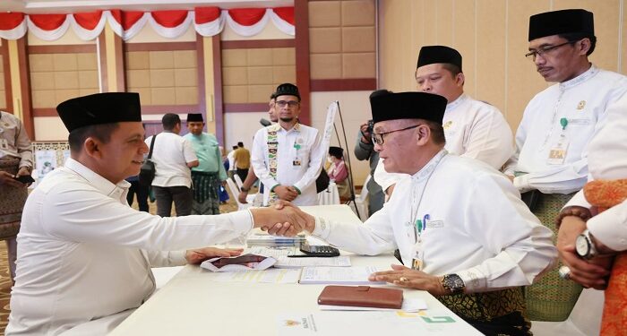 Gubernur Ansar Bayar Zakat Melalui BAZNAS Provinsi Kepri