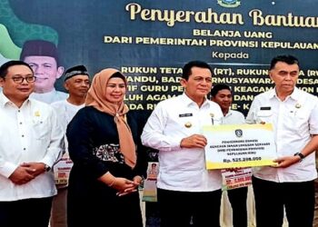 Kunker ke Natuna, Gubernur Ansar Serahkan Berbagai Insentif dan Bantuan Longsor Serasan