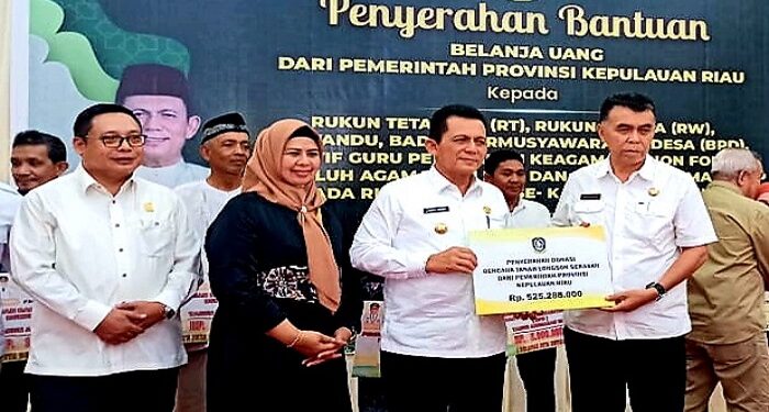 Kunker ke Natuna, Gubernur Ansar Serahkan Berbagai Insentif dan Bantuan Longsor Serasan