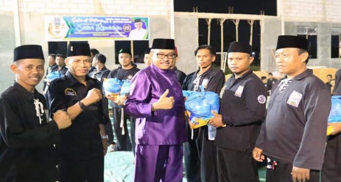 Jefridin Serahkan Paket Sembako untuk Pencak Silat PSHT Cabang Batam