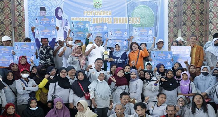 Kembali Raih Adipura, Rahma Serahkan Insentif Dan Thr Kepada Petugas Kebersihan