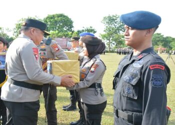 Kapolda Kepri Serahkan Bingkisan Idul Fitri Kepada Personel Polda Kepri