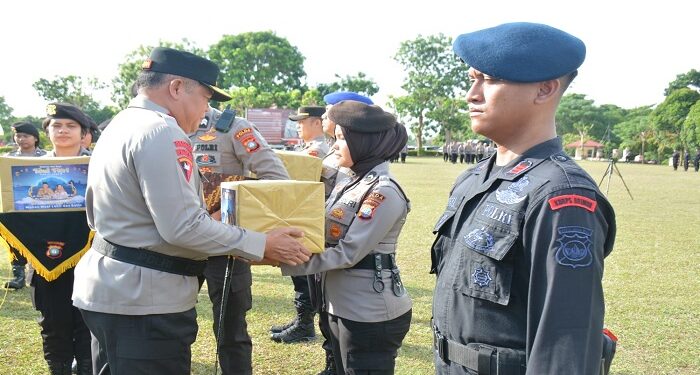 Kapolda Kepri Serahkan Bingkisan Idul Fitri Kepada Personel Polda Kepri