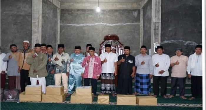 Safari Ramadhan, Wabup Anambas Sholat Tarawih Di Masjid Jamik Al Hidayah Rintis
