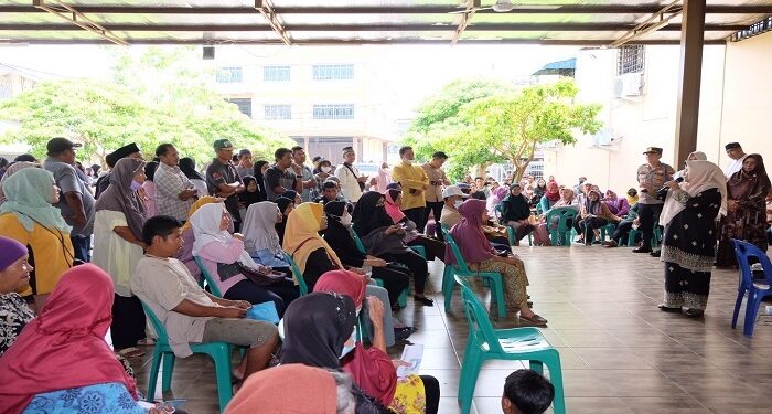 Wako Rahma Salurkan Bantuan Beras Ke Masyarakat Kelurahan Kemboja Dan Bukit Cermin