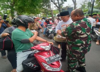 Wawako Endang dan Komandan Korem 033 Berbagi Takjil Gratis