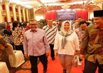 Ajak Lulusan Terus Gali Ilmu, Jefridin: Pendidikan Merupakan Investasi Masa Depan