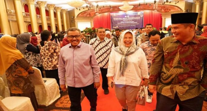 Ajak Lulusan Terus Gali Ilmu, Jefridin: Pendidikan Merupakan Investasi Masa Depan