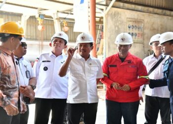 Gubernur Ansar Dampingi Menteri KKP Tinjau Pembangunan 2 Kapal Pengawas Perikanan di Tanjung Uncang