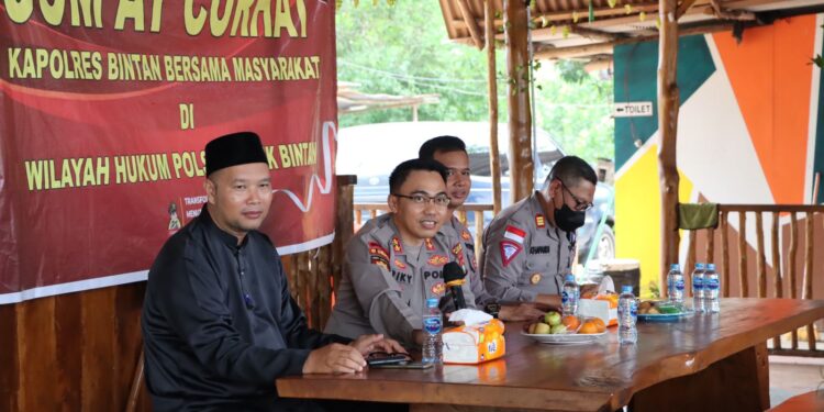Dengarkan Keluh Kesah Warga Teluk Bintan, Kapolres Ambil Alih Jumat Curhat