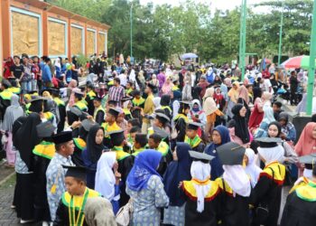 Bupati Roby Wisudakan 727 Santri di Lapangan Relief Antam Kijang