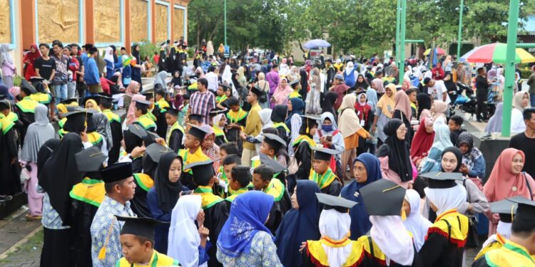 Bupati Roby Wisudakan 727 Santri di Lapangan Relief Antam Kijang