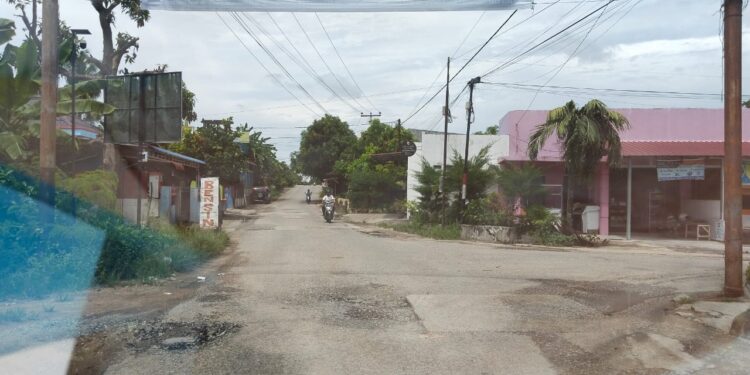 Warga Kecewa, Jalan Rusak Akibat Lori Pengangkut Tanah Urug