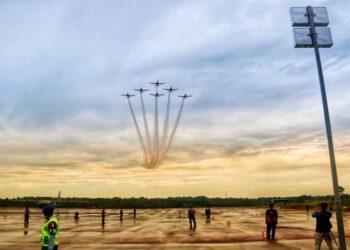 Jupiter Aerobatic Team TNI AU Melayang Indah di Langit Tanjungpinang