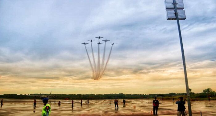 Jupiter Aerobatic Team TNI AU Melayang Indah di Langit Tanjungpinang