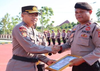 Peringati Harkitnas, Kapolres Bintan Beri Penghargaan Personil Berprestasi