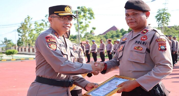 Peringati Harkitnas, Kapolres Bintan Beri Penghargaan Personil Berprestasi