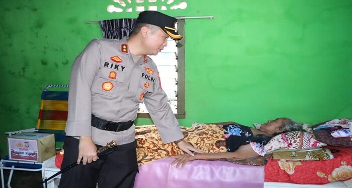 Kapolres Karimun Ulurkan Bantuan Untuk Warga Terkena Stroke