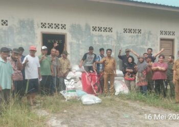 Kelompok Pertanian Desa Kualaraya Acungkan Jempol Terhadap Kepala Desa Kuala Raya