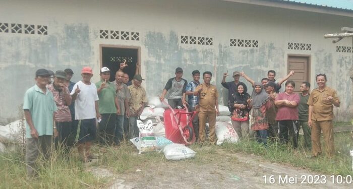 Kelompok Pertanian Desa Kualaraya Acungkan Jempol Terhadap Kepala Desa Kuala Raya