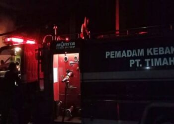 Sigap, Damkar PT Timah Tbk Bantu Warga Padamkan Kebakaran di Pabrik Pengolahan Gambir