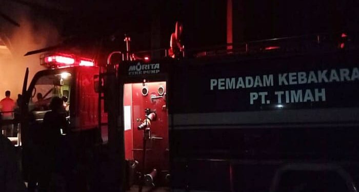 Sigap, Damkar PT Timah Tbk Bantu Warga Padamkan Kebakaran di Pabrik Pengolahan Gambir