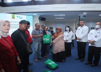 Sempena Hari Buruh, Wali Kota Serahkan Bantuan Sembako Kepada Pelaku IKM