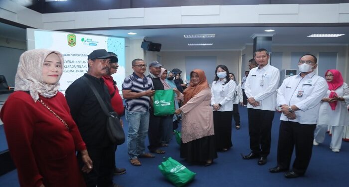 Sempena Hari Buruh, Wali Kota Serahkan Bantuan Sembako Kepada Pelaku IKM