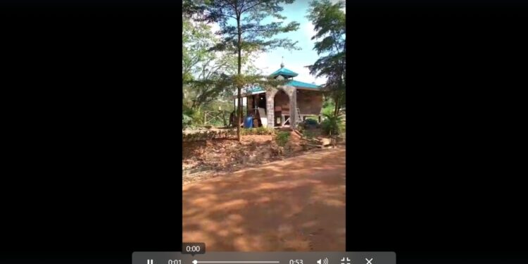 Pekerja di TPA Bangun Musala Gunakan Bahan Dasar Plastik