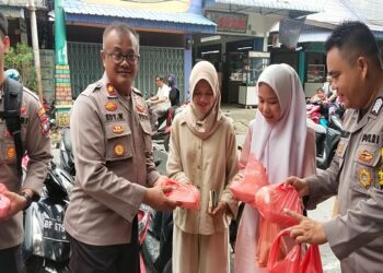 Kapolsek Balai Karimun Bagikan Nasi Bungkus Kepada Warga